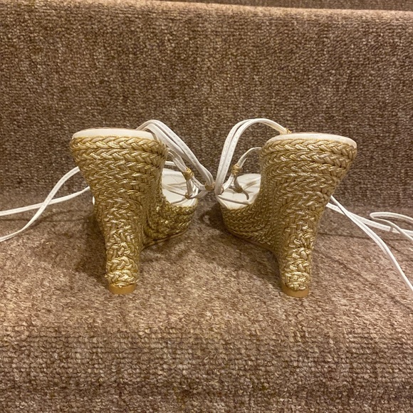 🤍💛🤍NWT Nine West White Leather & Gold Wedge Sandals - Picture 7 of 13